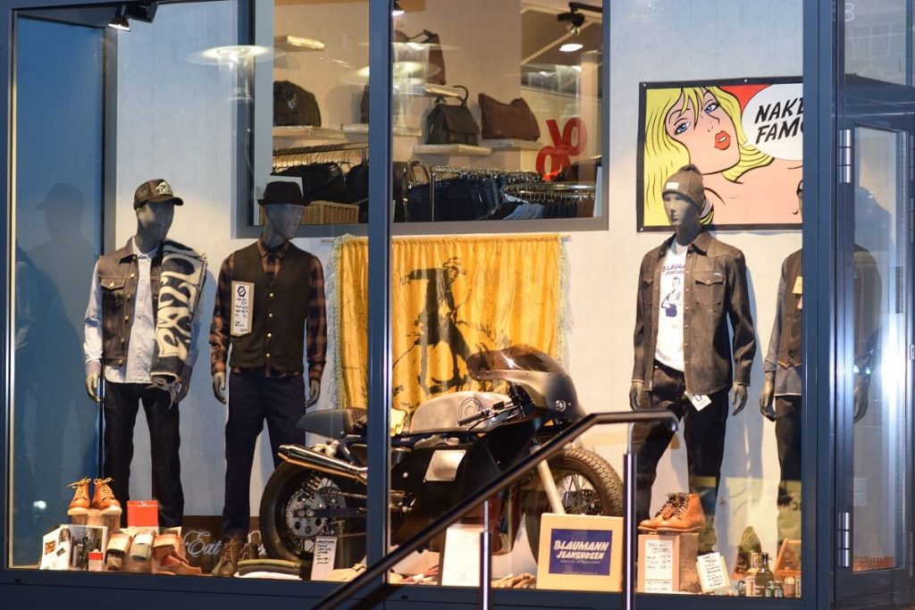 Bei Bremerich Jeans bringt der Jeans-Lieferant auch schon einmal ein Motorrad für in das Schaufenster vorbei: Wrenchmonkees aus Kopenhagen haben früher ausschließlich Custombikes gebaut. Heute produzieren Sie auch Mode.