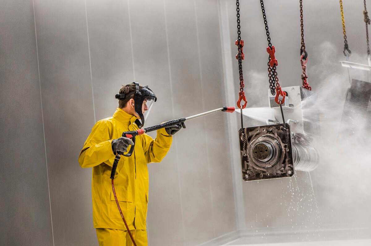 Überragendes Foto: Tim Friedt beim Prozess der Phosphatierung in einer der Kabinen.